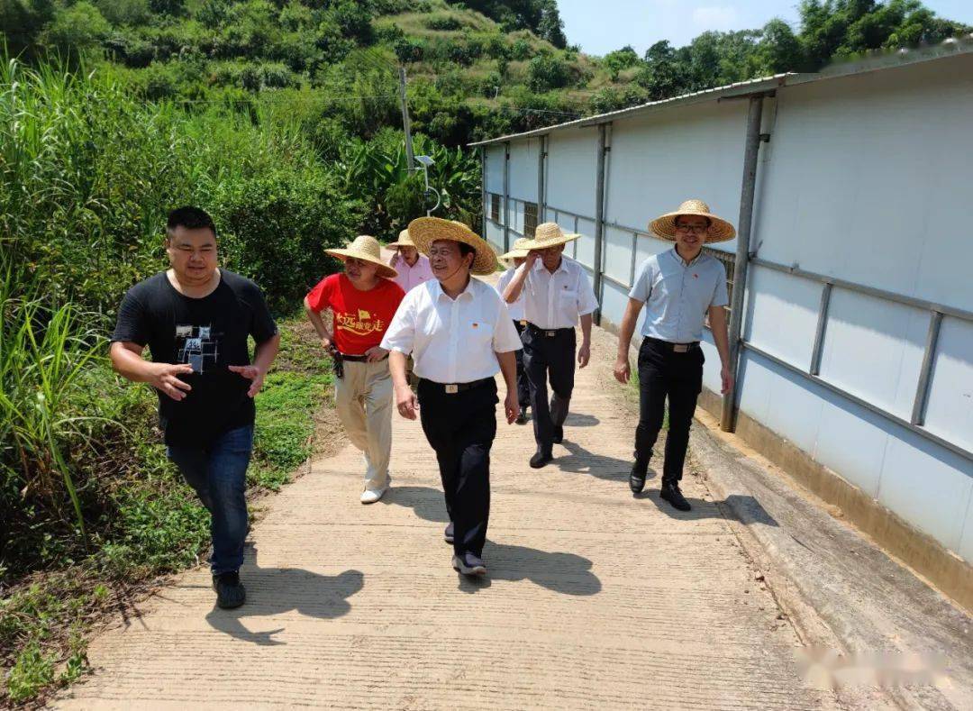 9月6日,韶关市关工委执行主任李石保带领市关工委一行7人,前往仁化县