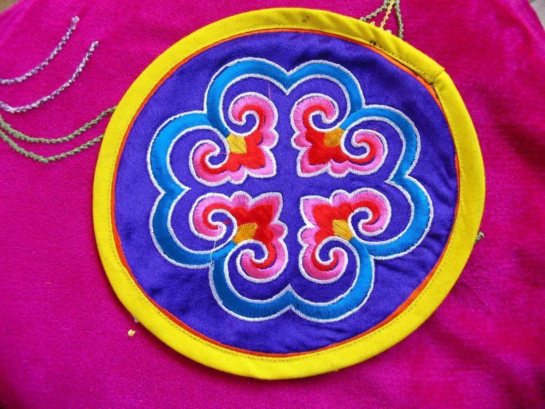 图案|设计精美工艺精湛，峨山纳苏服饰绝了