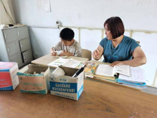 孙传霞|山东有所“袖珍小学”：6个老师守着9个娃，今年只有一名新生