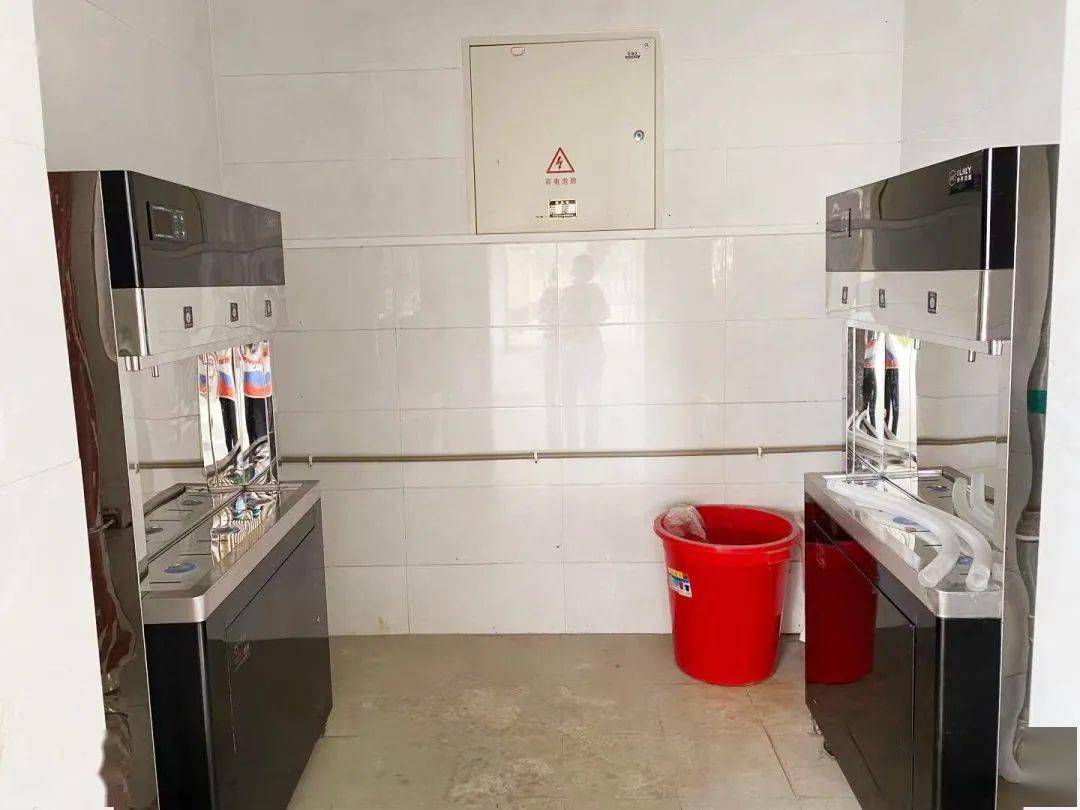 再也不用去搬水啦~还配备专门的茶水间青春洋溢同学们彼此之间相谈甚