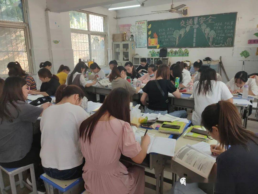 怎么样才能当上教育局的人 ce2b19bb53ca4d2e9ad502224725993a.jpeg