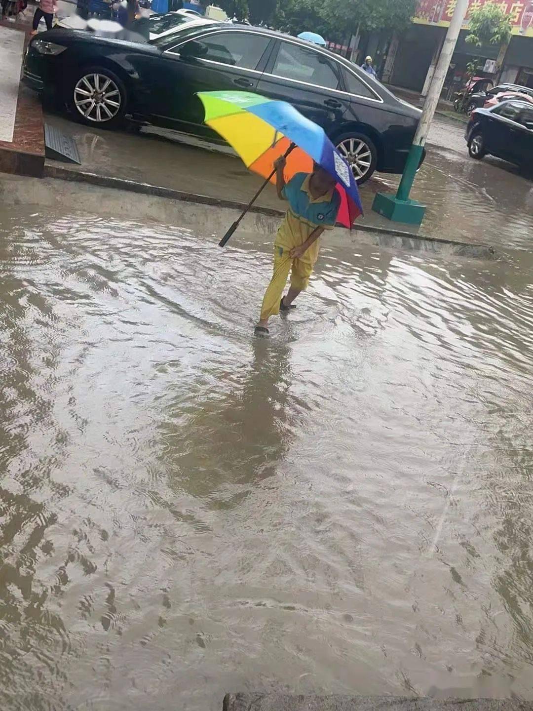 观珠街这条路,一下大雨就水淹!