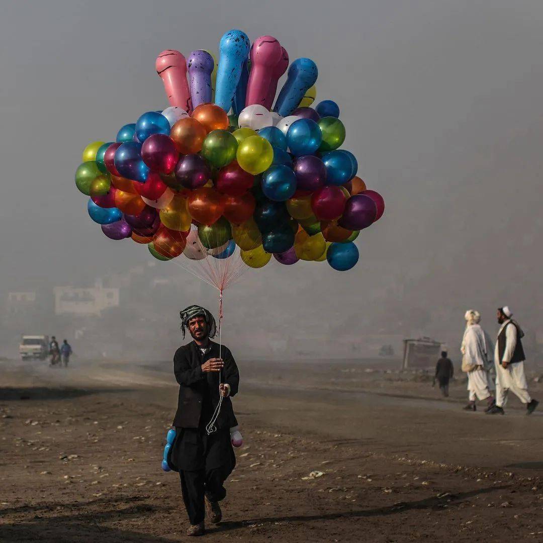 2次普利策奖得主,冒死拍下阿富汗现状,一张彩色气球照,却戳中无数人的
