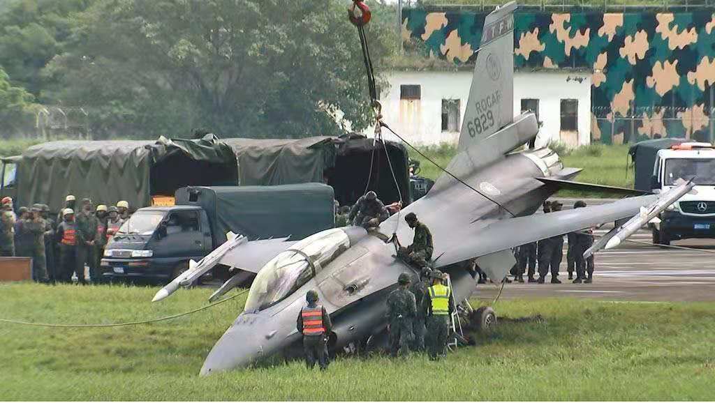 台军f16战机演练时吃土台军人为操控疏失飞行员停飞1个月