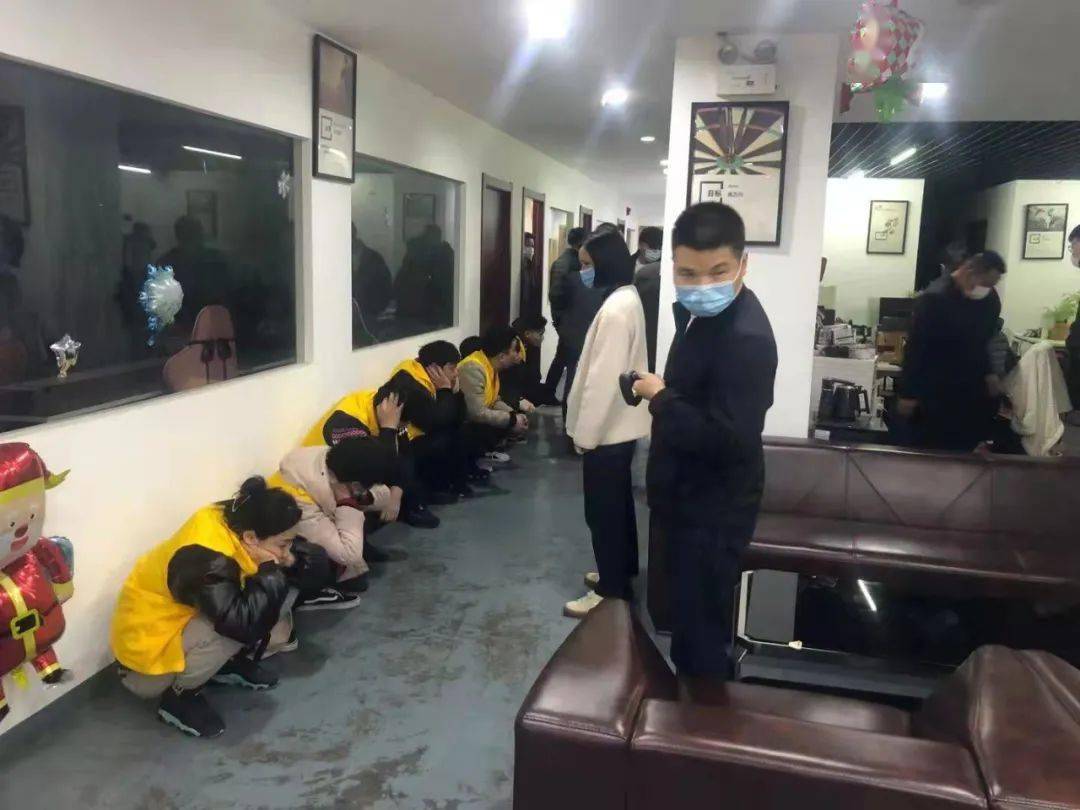 南昌警方出击!14名男女当场被抓