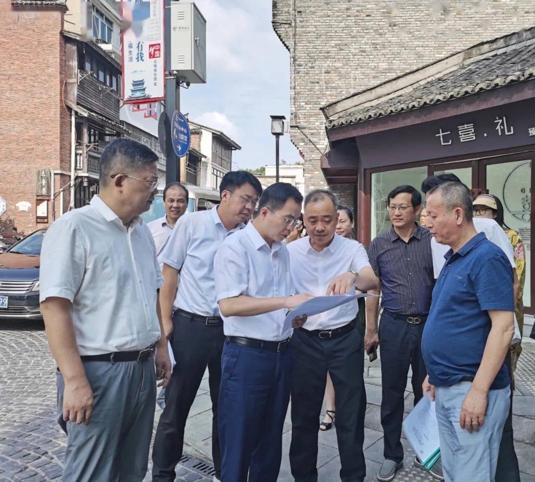 市委常委邓永翔到御窑景巷历史文化街区调研里弄保护与利用工作