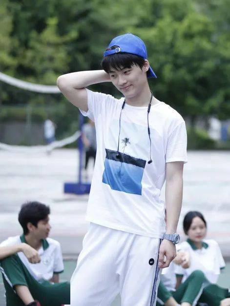 在片中,俞更寅饰演高中学长白皓文,既是一名街舞少年,也是校草一枚