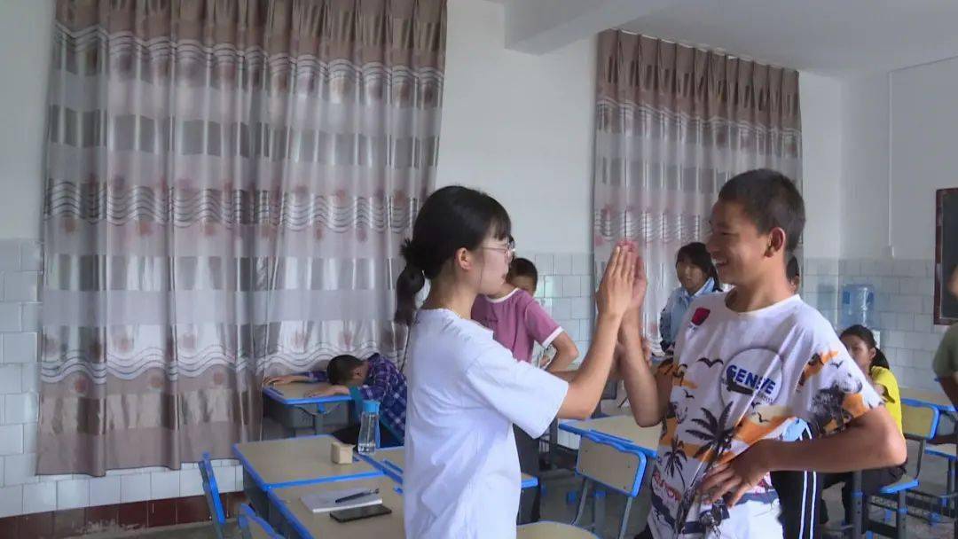 手把手地传授知识,生活能力,将对特殊孩子的爱融于教育教学中,用无怨