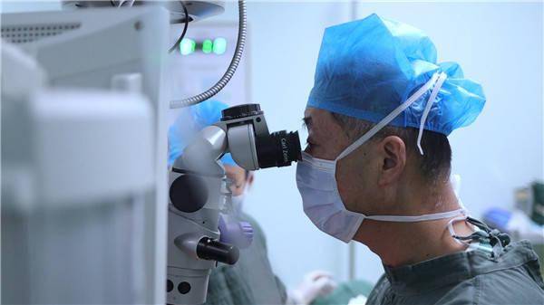 手术|河南资深眼科专家陈刚的光明新使命：培养更多眼科人才