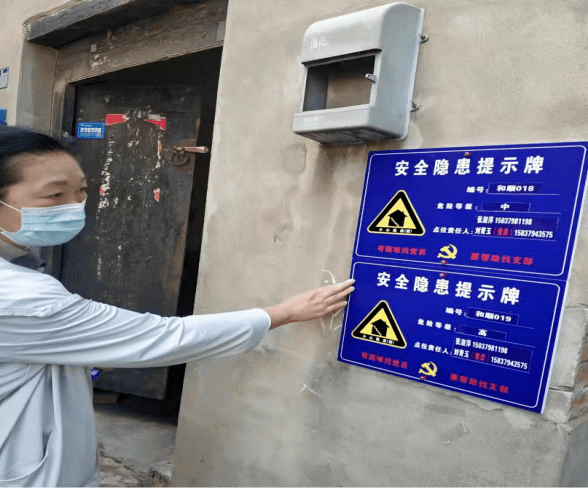 在滑坡险破处设置围挡封闭并设立警示牌,对周边住户和过往群众起到了