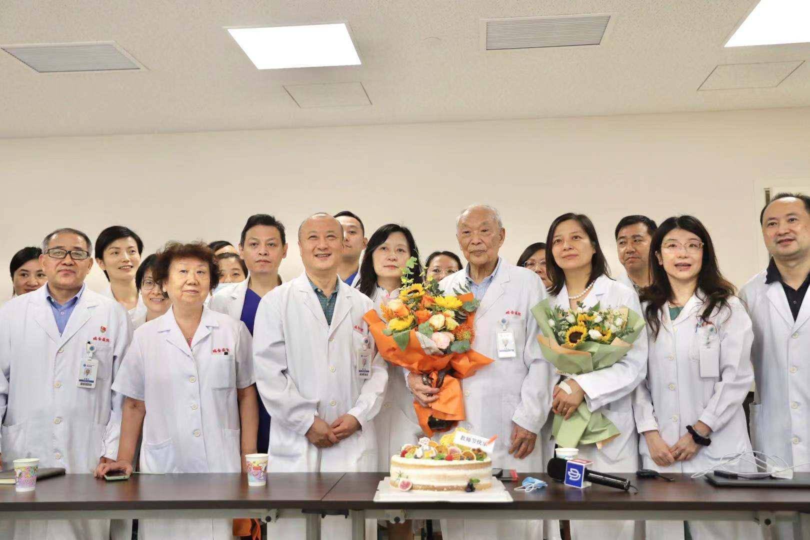 97岁的学生王振义瑞金医院最有名的周四开卷考考的就是他