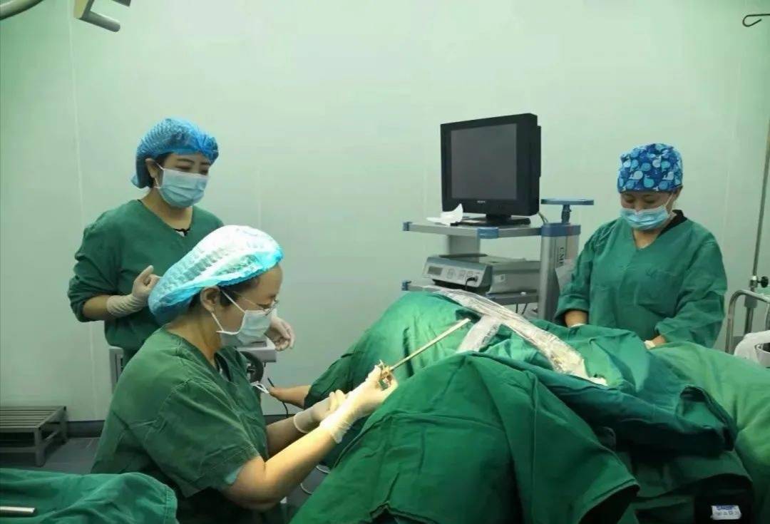 四川省二中医院指导松潘县完成首例宫腔镜下子宫内膜息肉电切术