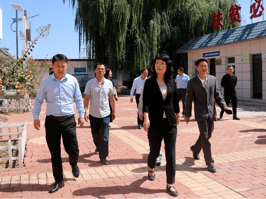 单红在脱贫户郭增营,陈海玲夫妻家中,查看询问了他们的身体及生产生活