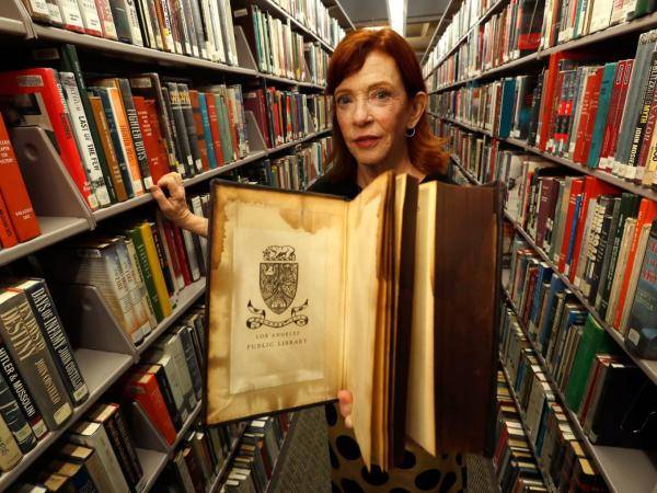 冯洁|冯洁音读《亲爱的图书馆》︱奇葩读者对着阅览室废纸篓剪头发