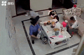 看看你有没有过 这种危险行为 ↓↓↓ 视频显示:一家人正在吃饭时