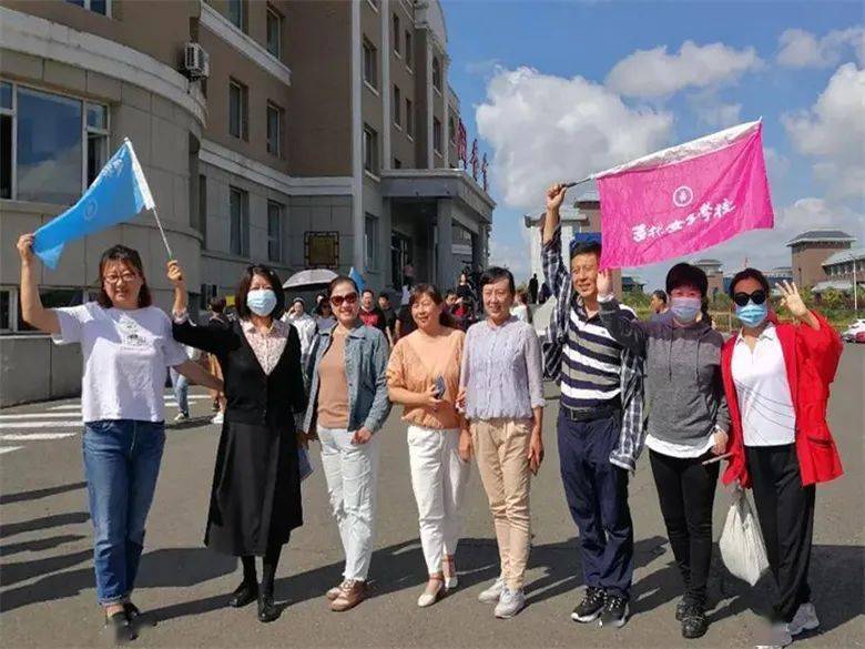 的笑语,携手的鼓励,奋力的角逐,畅快的汗水,一并挥洒在美丽的女校校园