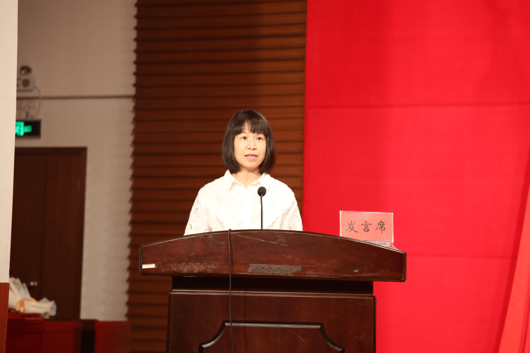 中山市优秀班主任,石岐中学老师韩毅,高家基小学青年教师陈英秋子分别