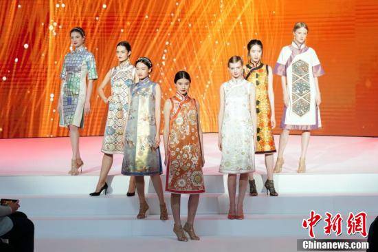 脉络|香港上演旗袍秀 展现旗袍独特韵味
