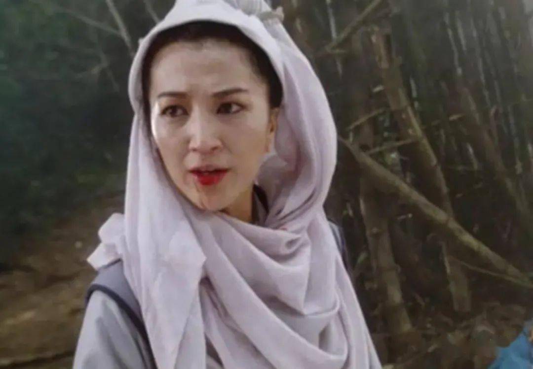 岁梁小冰与港姐同框,皮肤白嫩颜值丝毫不输,关咏荷坐背后抢镜_马海伦