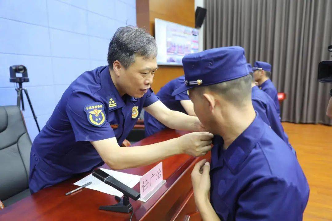 济南市消防救援支队政府专职消防员换着制式服装仪式