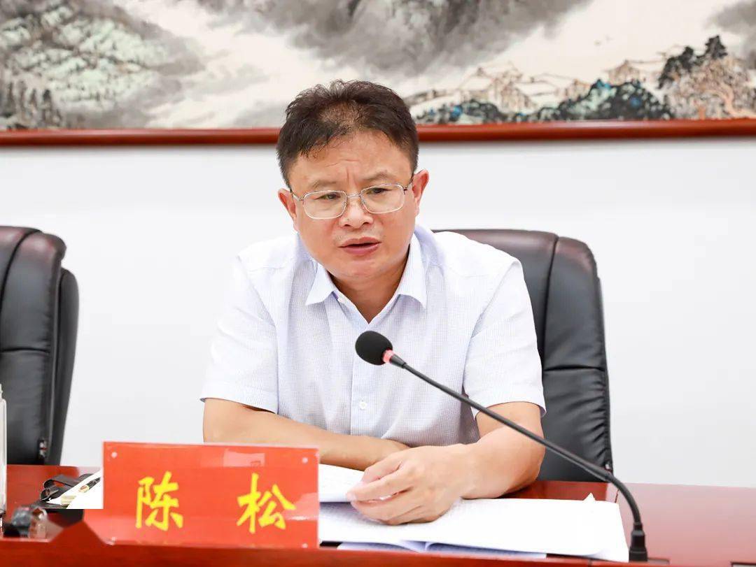 会上,冷静传达了《中共遵义市播州区委印发〈关于开展"解放思想大讨论