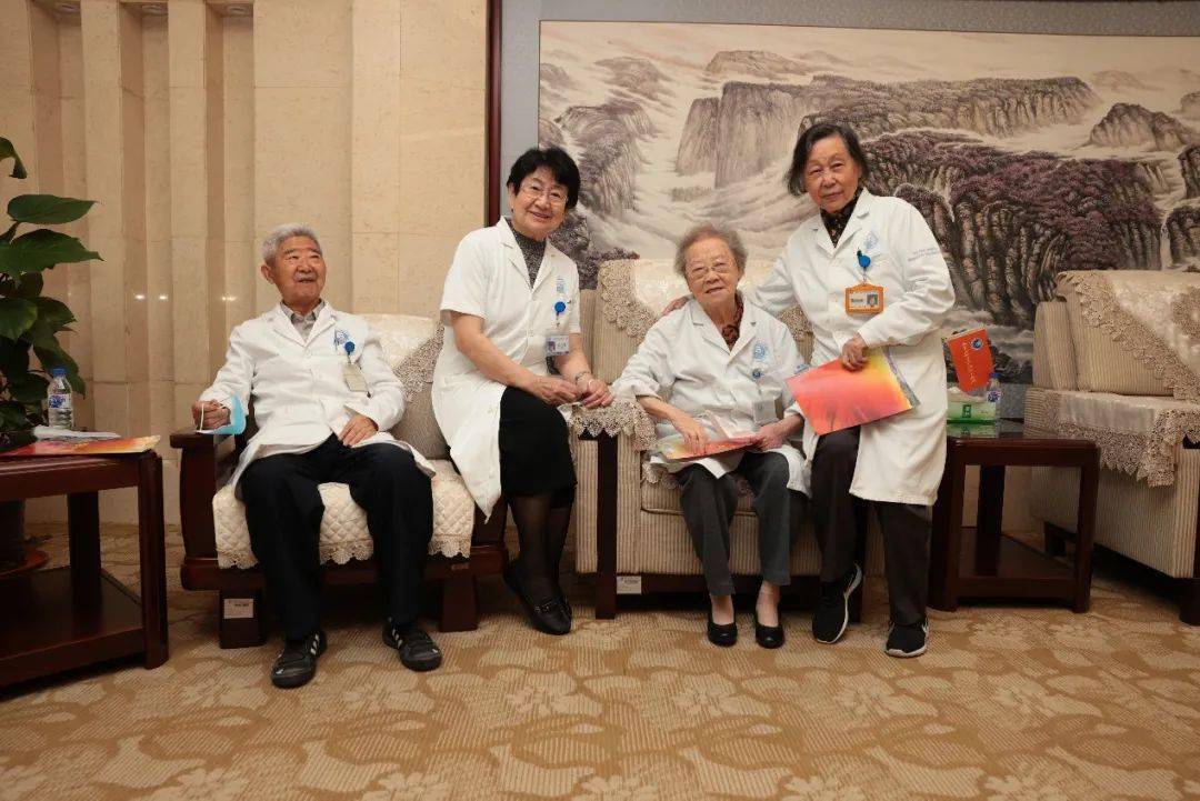 饶明俐教授,张淑琴教授)(张松灵副院长和教学科研同志共祝全院医生