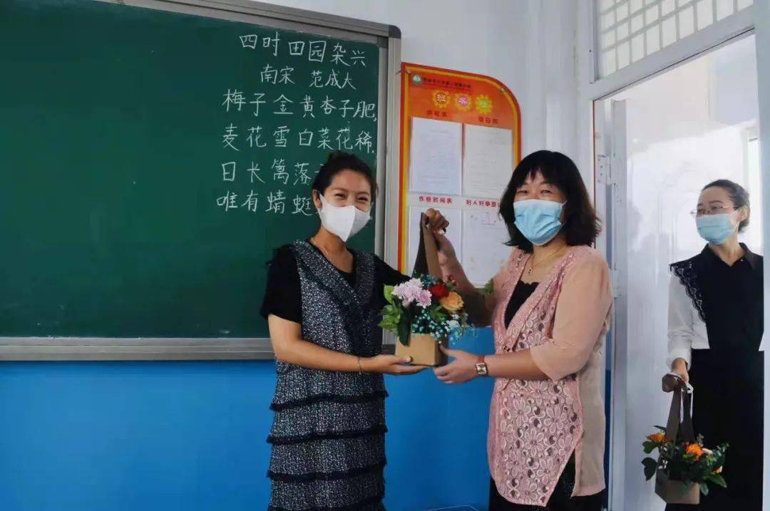 今日鲜花为您盛开邢台三中教育集团开展教师节献花活动