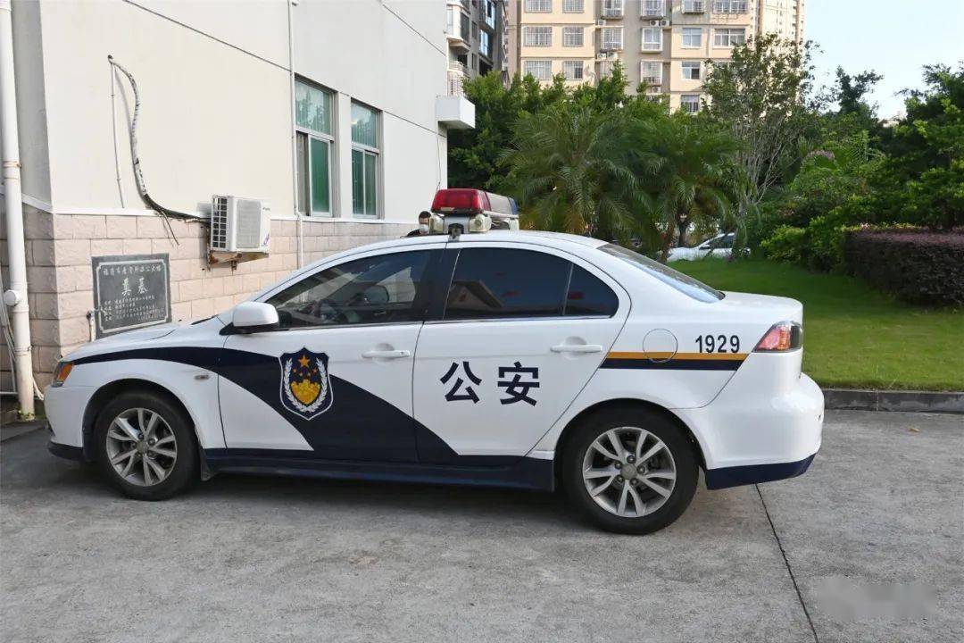 中国警车侧面图片