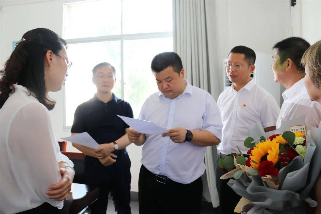 伊文斌一行先后来到昌江一中分校,华风小学,市第十五小学,与教师代表