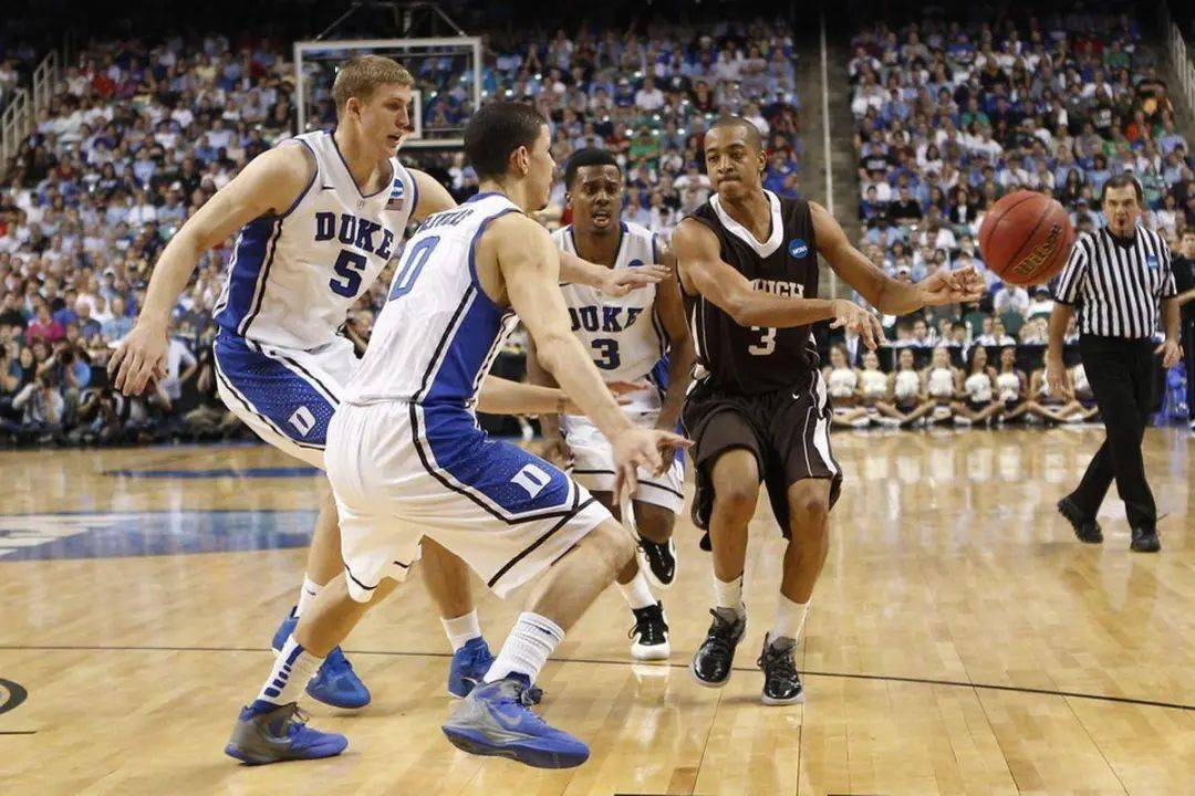 j.麦科勒姆:你大学打球的高光时刻是____?