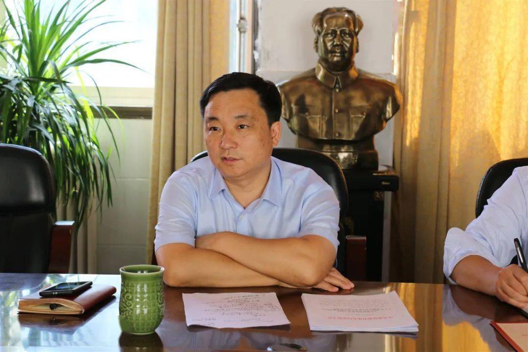 【郏县一高】我校传达贯彻县教师节表彰暨教育工作会议精神_吴红强