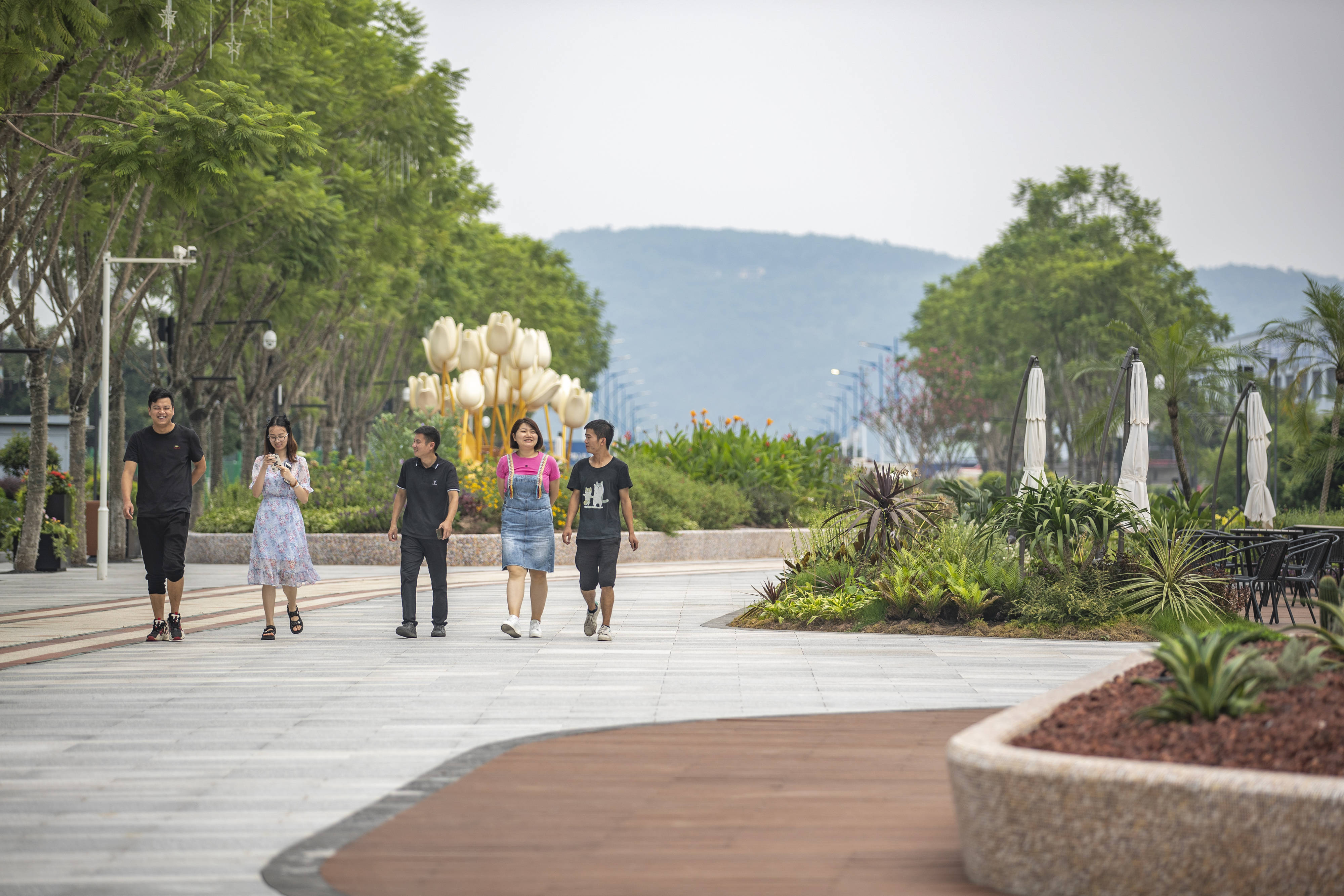 重庆:"丝路花街"构建"一带一路"消费新体验