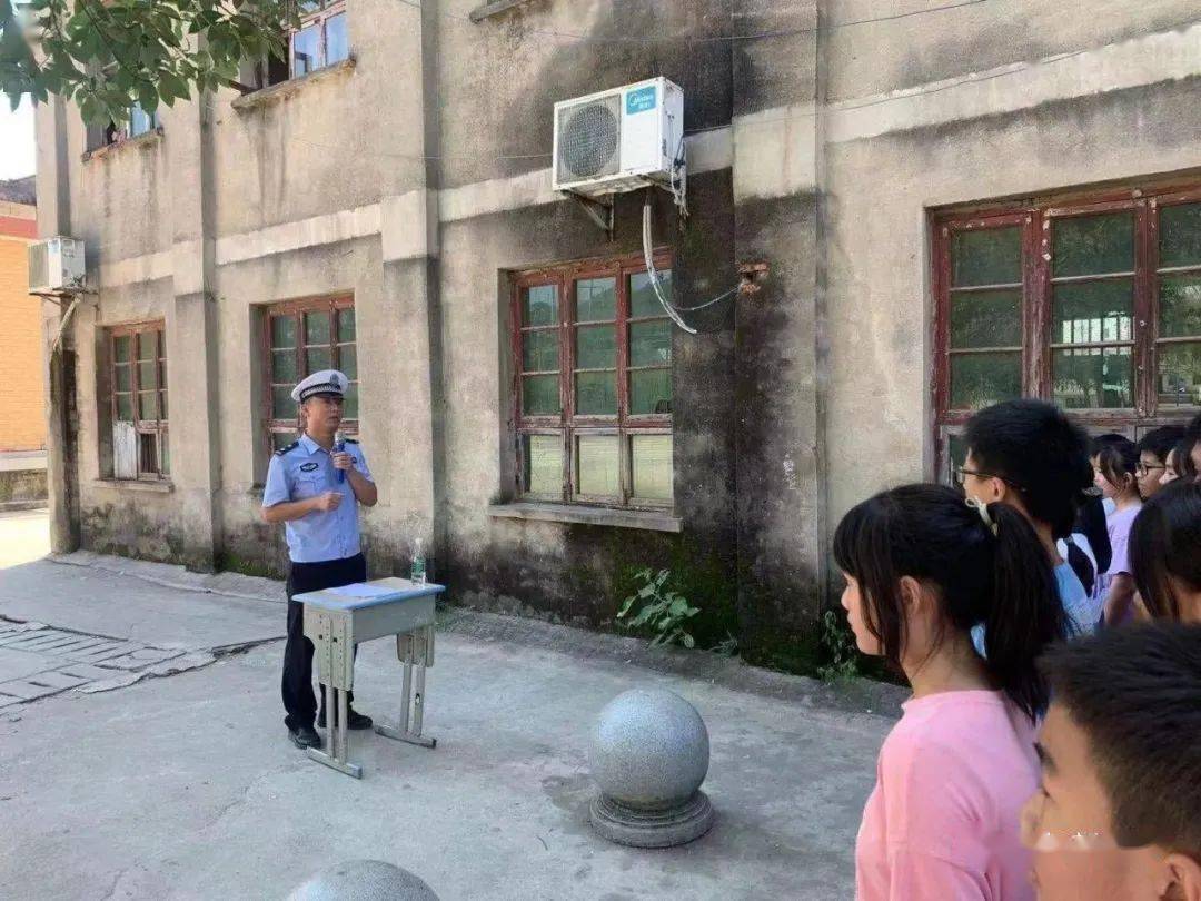 9月10日,阳新县公安局交警大队龙港中队走进星潭中学,富水中学开设"