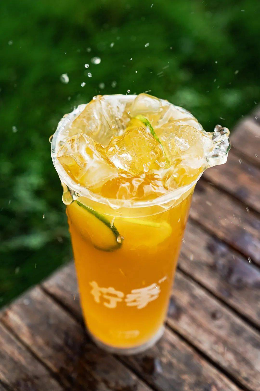 店内所有柠檬茶,全部只选用高品质「香水柠檬」,果皮清甜,丝毫没有