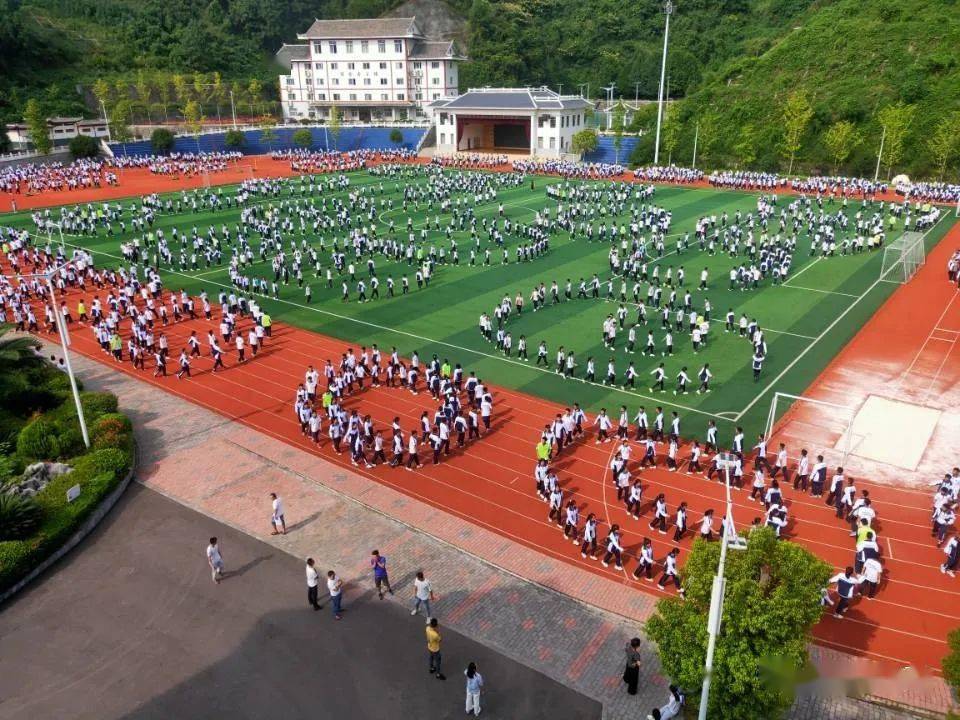 67【聚焦】剑河民族中学:三千学生踩鼓祝福教师节!_水鼓