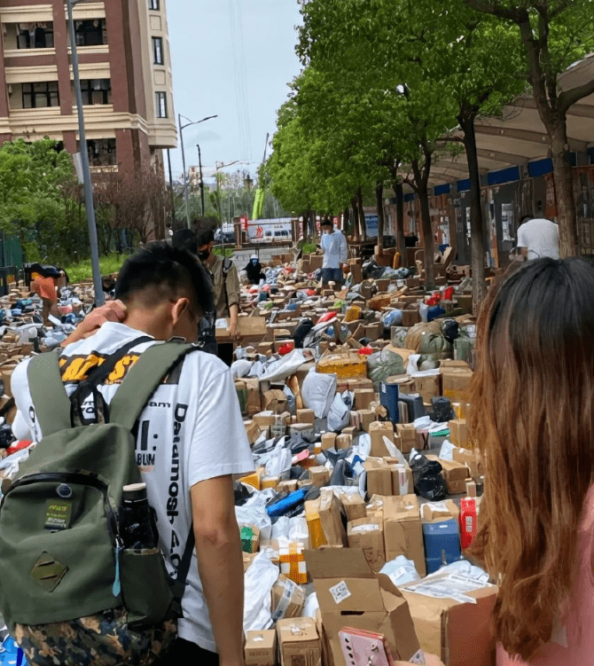 一高校开学,快递多到"把路堵死"!网友们吵起来了