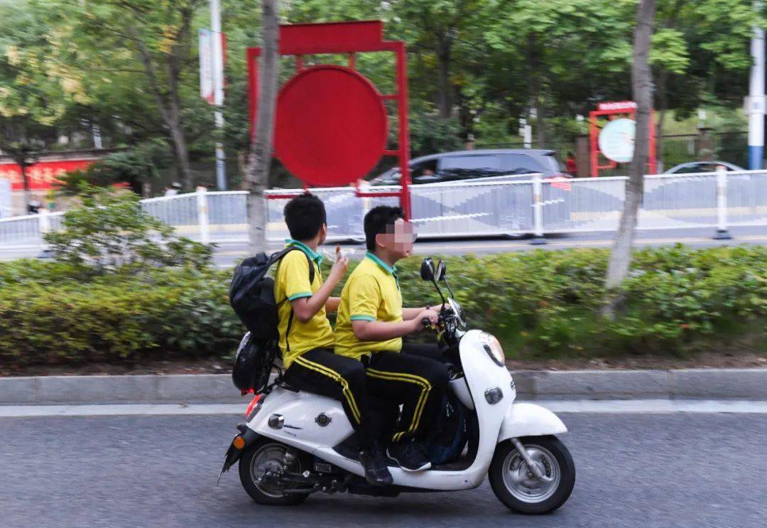 骑电动车没戴头盔的行为