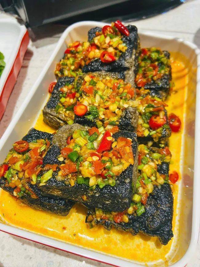 想不到烧烤店里也能吃到正宗的"黑色经典"臭豆腐在高温度的"油泳池"里