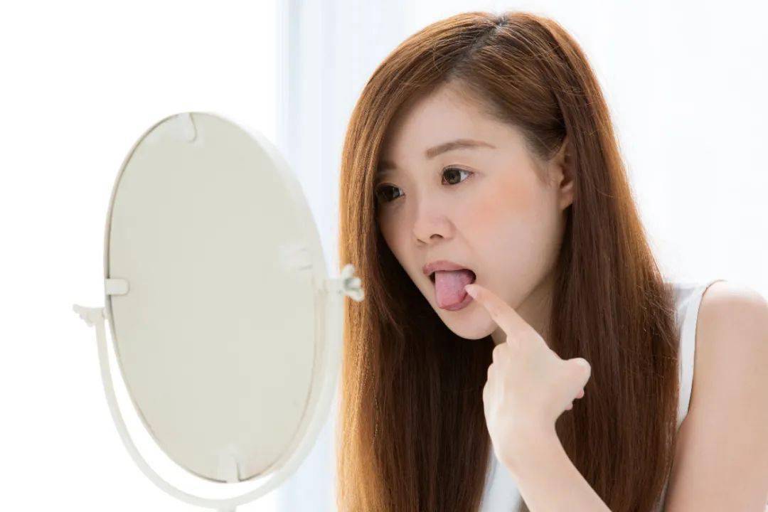 舌苔发黑是怎么回事？看看你是不是黑毛舌_舌头