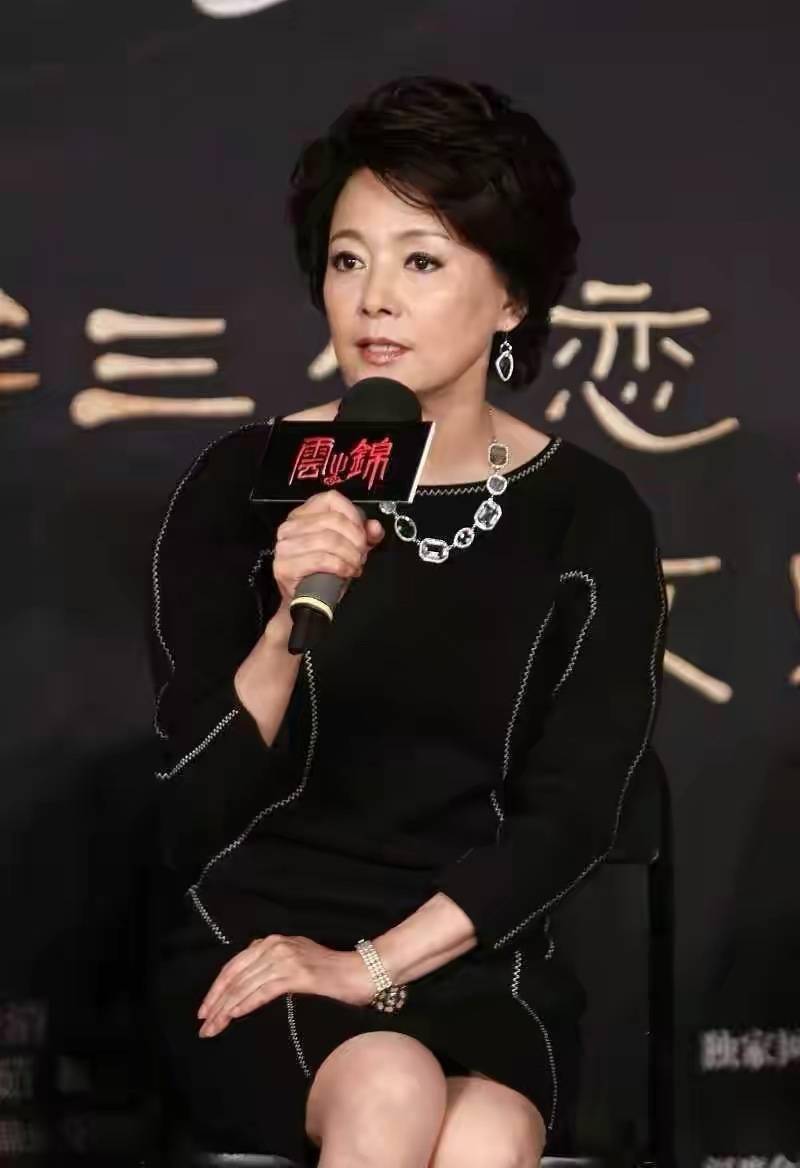 63岁张瑜自然老去也挺美,虽然脸上有了岁月痕迹,身材依然很撩人