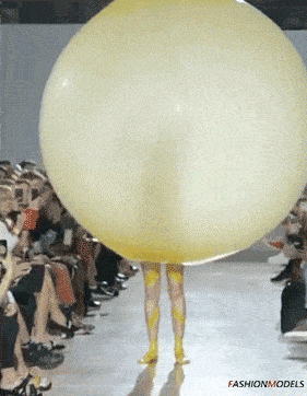 走到t台中央时,气球突然开始泄气,然后居然变形成一件件橡胶裙!