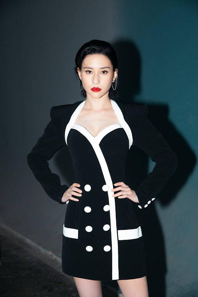 反转|何超莲黑白LOOK变换多样风格 柔美酷飒展现反转魅力
