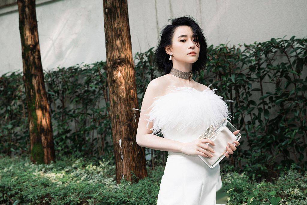 反转|何超莲黑白LOOK变换多样风格 柔美酷飒展现反转魅力