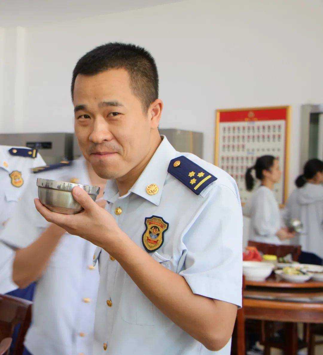 拜托你们多吃点好伐战斗员们有序拿碗筷排队打饭超丰盛