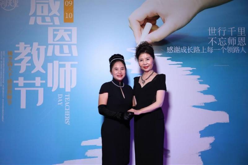 艺术|百名“赫本”齐聚鹏城 感谢师恩大型穿越派对在胡桃里举行