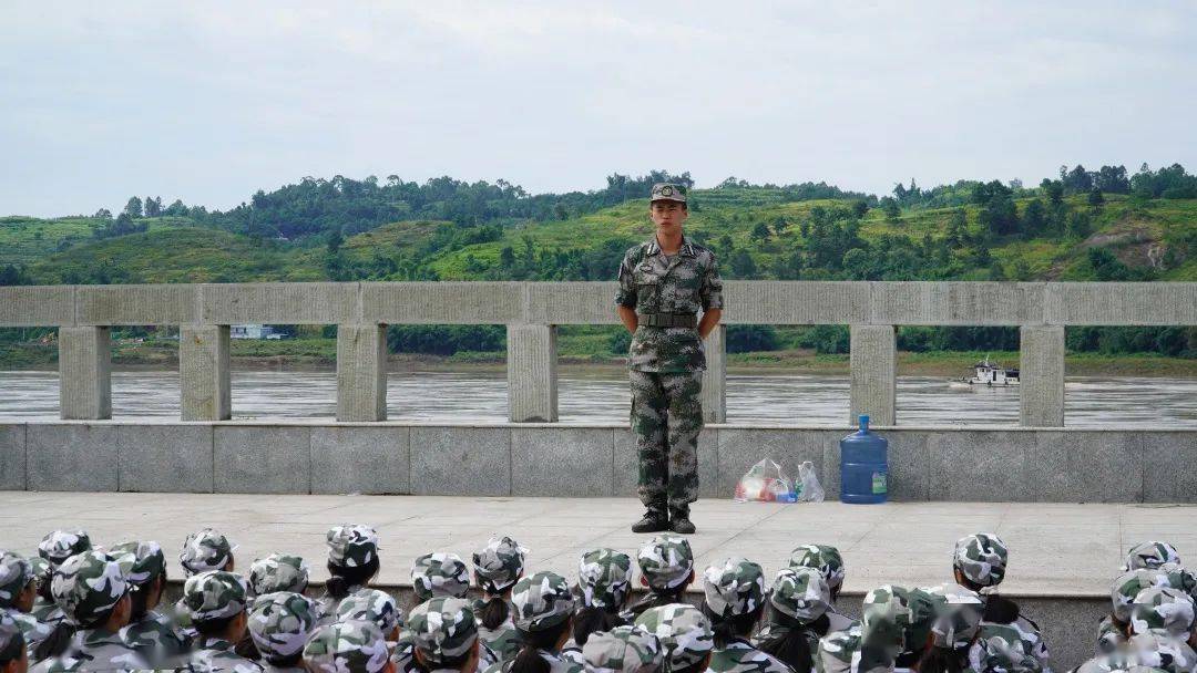 李庄中学校校长邓龙学,党支部副书记周兵,副校长黄光伟,副校长杨登林