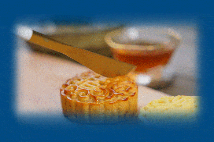 "八月十五月正圆,中秋月饼香又甜".