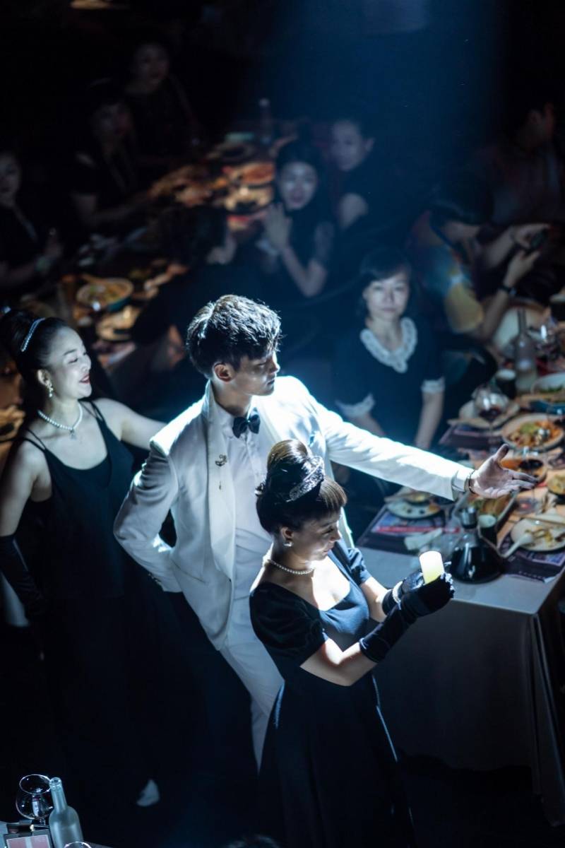 艺术|百名“赫本”齐聚鹏城 感谢师恩大型穿越派对在胡桃里举行