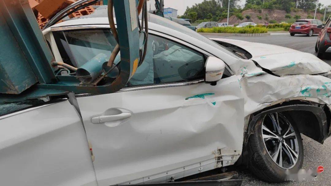 要紧钦州安州大道延长线一辆小车被拉砖车砸了后座完全被压扁