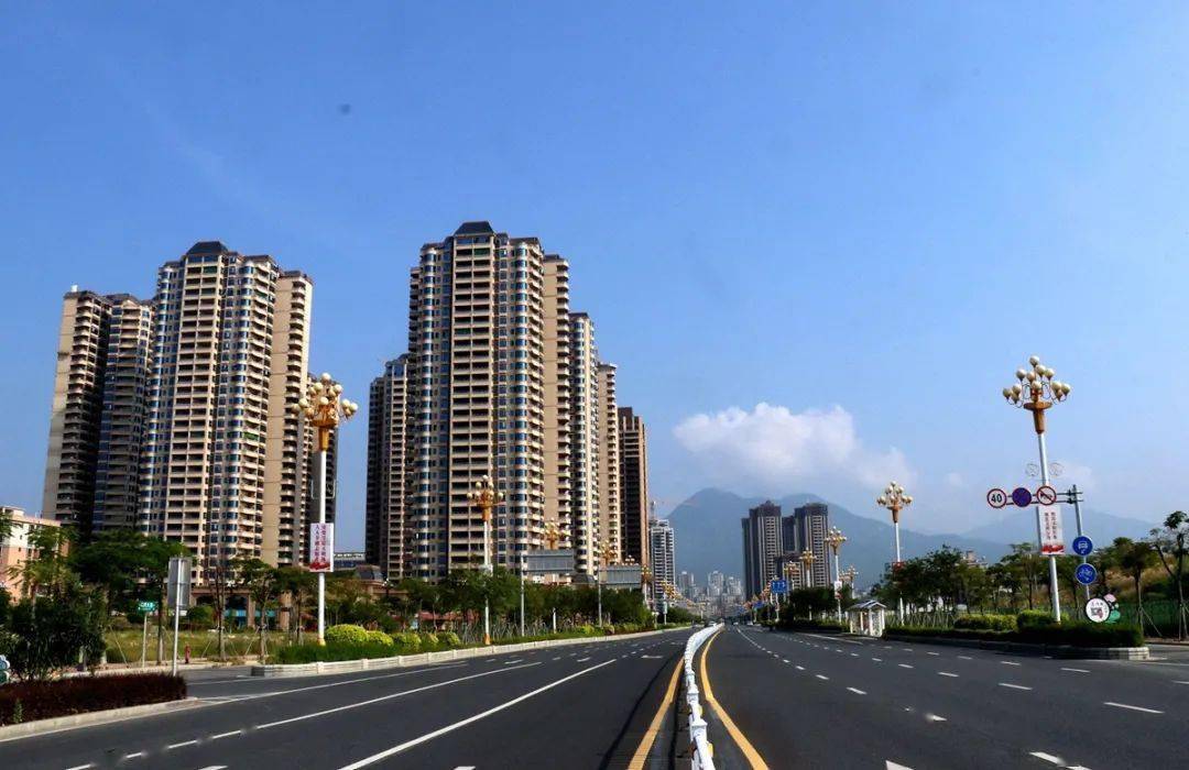 文明共建人人参与陆河县蓝天公益协会组织志愿者协助交警同志开展路